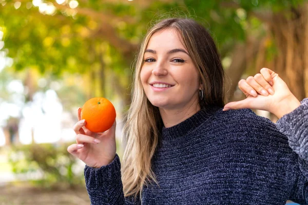 Jonge Mooie Roemeense Vrouw Met Een Sinaasappel Buitenlucht Trots Zelfvoldaan — Stockfoto