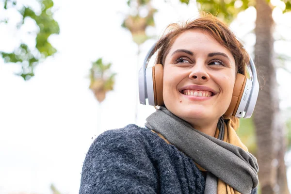 Mujer Morena Escuchando Música Con Auriculares Aire Libre —  Fotos de Stock