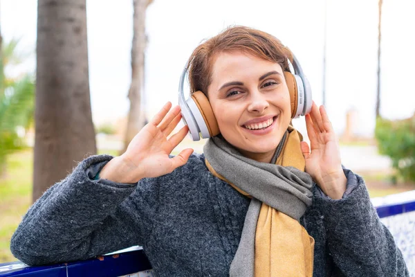 Μελαχρινή Γυναίκα Εξωτερικούς Χώρους Ακούγοντας Μουσική — Φωτογραφία Αρχείου
