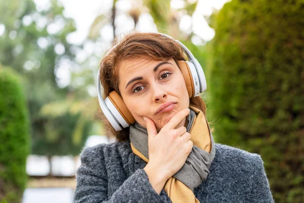 Mujer Morena Escuchando Música Con Auriculares Aire Libre Pensando — Foto de Stock