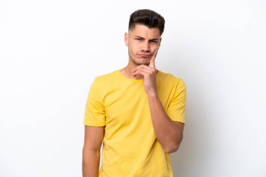 Beyaz arka planda soyutlanmış genç beyaz bir adam.