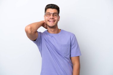 Beyaz arka planda izole edilmiş genç beyaz adam gülüyor.