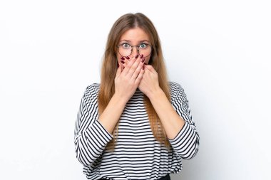 Beyaz arka planda izole edilmiş, ağzı elleri olan beyaz bir kadın.