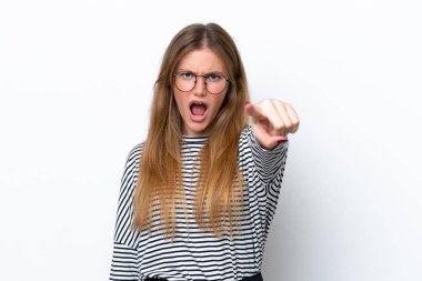 Beyaz arka planda izole edilmiş genç beyaz kadın hayal kırıklığına uğramış ve ön tarafı işaret ediyor.