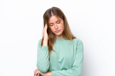 Beyaz arka planda başağrısı olan beyaz tenli genç bir kadın.