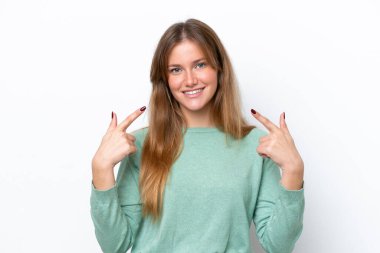 Beyaz arka planda izole edilmiş genç beyaz bir kadın baş parmak hareketi yapıyor.