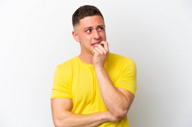 Beyaz arka planda izole edilmiş genç Brezilyalı adam gergin ve korkmuş.