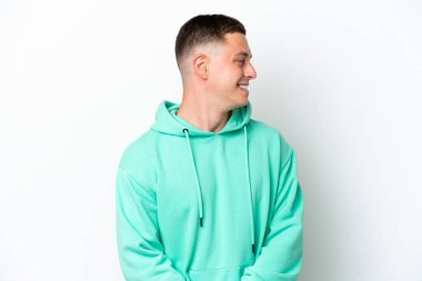 Beyaz arka planda izole edilmiş genç Brezilyalı adam.