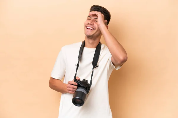 Bej Arka Planda Izole Edilmiş Genç Fotoğrafçı Bir Şey Fark — Stok fotoğraf