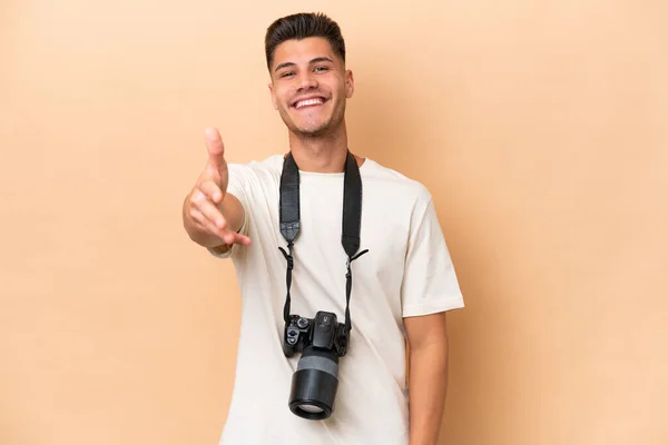 Genç Fotoğrafçı Beyaz Adam Bej Arka Planda Izole Edilmiş Iyi — Stok fotoğraf