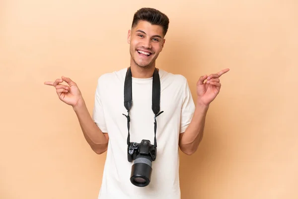 Genç Fotoğrafçı Beyaz Adam Bej Arka Planda Izole Edilmiş Parmak — Stok fotoğraf