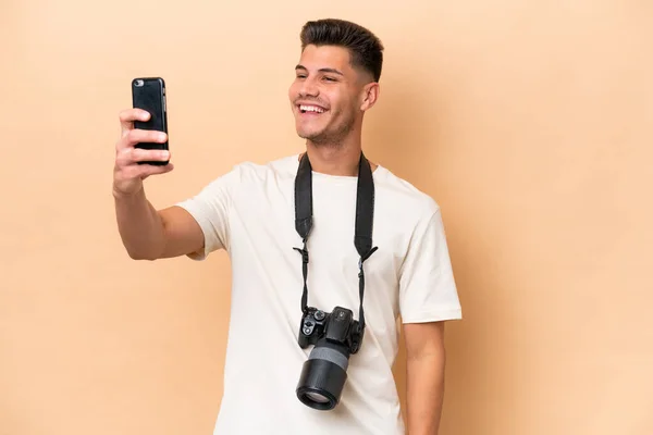 Genç Fotoğrafçı Beyaz Adam Bej Arka Planda Izole Edilmiş Bir — Stok fotoğraf