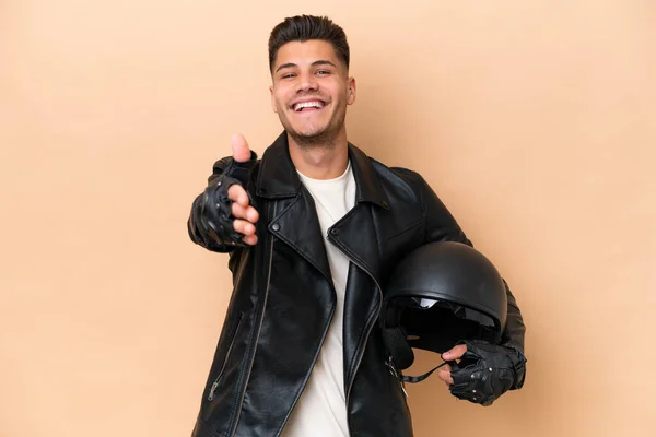 Jonge Kaukasische Man Met Een Motorfiets Helm Geïsoleerd Beige Achtergrond — Stockfoto