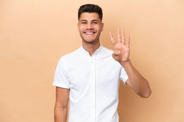 Beyazlı Genç Adam Bej Arka Planda Izole Edilmiş Mutlu Parmaklarıyla — Stok fotoğraf