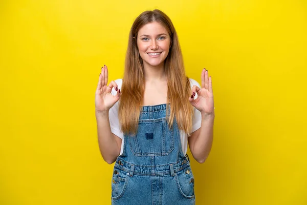 Молода Біла Жінка Ізольована Жовтому Тлі Показуючи Знак Двома Руками — стокове фото
