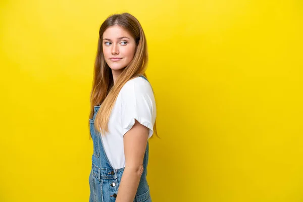 Sarı Arka Planda Izole Edilmiş Beyaz Bir Kadın Portre — Stok fotoğraf