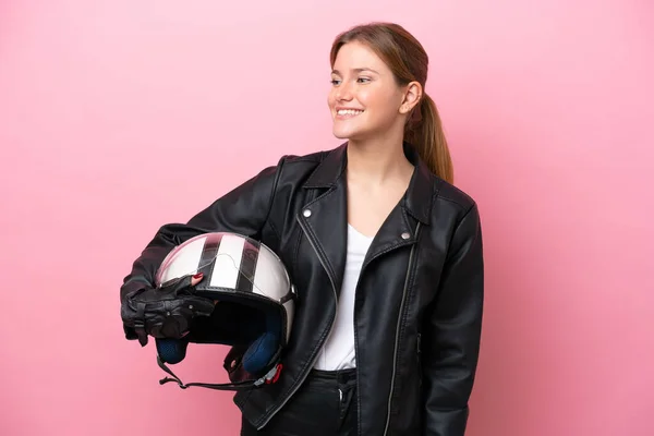 Молода Біла Жінка Мотоциклетним Шоломом Ізольована Рожевому Тлі Дивлячись Бік — стокове фото