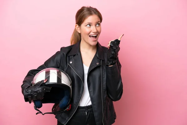 Молода Біла Жінка Мотоциклетним Шоломом Ізольована Рожевому Тлі Наміром Реалізувати — стокове фото