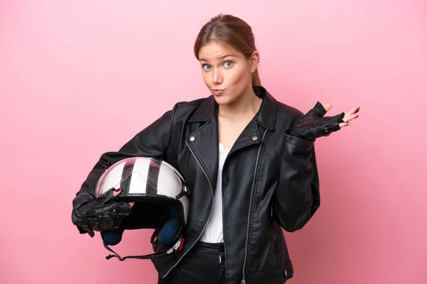 Молода Біла Жінка Мотоциклетним Шоломом Ізольована Рожевому Тлі Має Сумніви — стокове фото