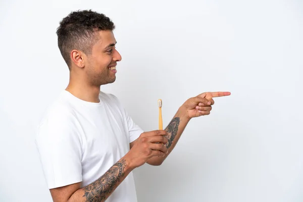 Młody Brazylijczyk Myjący Zęby Odizolowany Białym Tle Wskazując Bok Aby — Zdjęcie stockowe