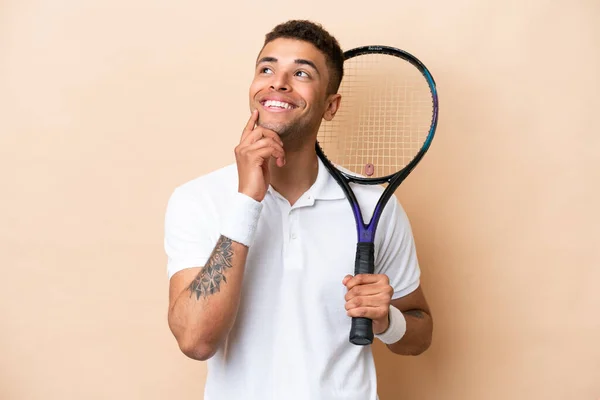 Ung Fräck Stilig Man Spelar Tennis Isolerad Beige Bakgrund Tänker — Stockfoto