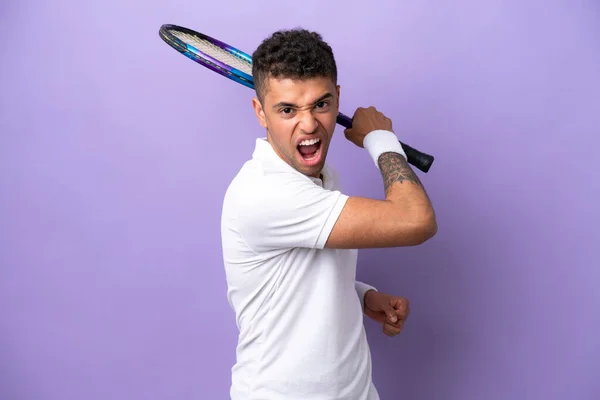 Молодий Бразилець Ізольований Фіолетовим Фоном Грає Теніс — стокове фото