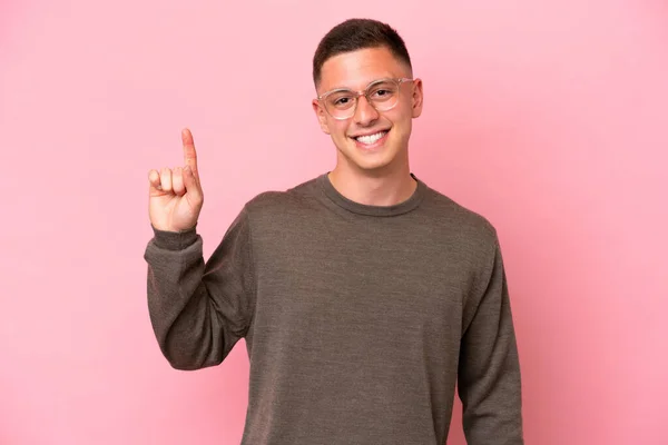 Mladý Brazilský Muž Izolovaný Růžovém Pozadí Ukazuje Skvělý Nápad — Stock fotografie