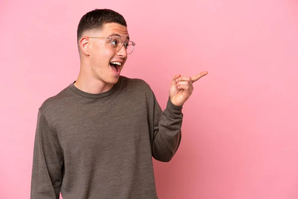 Young Brazilian Man Isolated Pink Background Intending Realizes Solution While — Stock Photo, Image