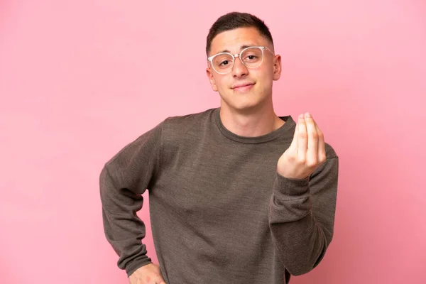 Young Brazilian Man Isolated Pink Background Making Italian Gesture — Stock Photo, Image