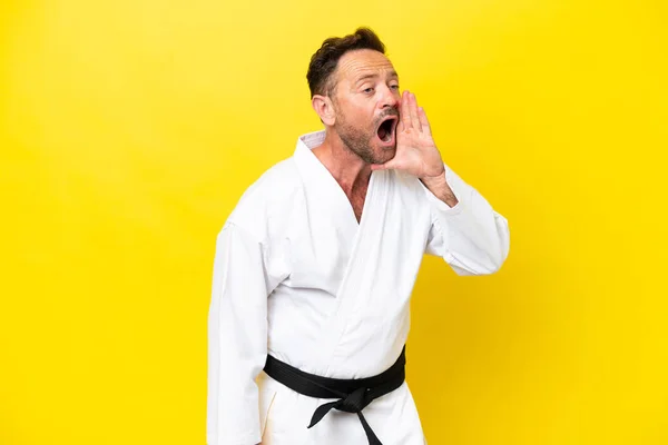Hombre Caucásico Mediana Edad Haciendo Karate Aislado Sobre Fondo Amarillo — Foto de Stock