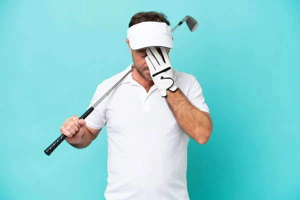 中年白种人高尔夫球手 因蓝色背景而被隔离 有疲倦和病态的表情 — 图库照片