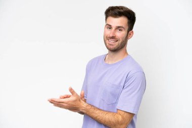 Beyaz arka planda izole edilmiş genç beyaz adam alkışlıyor.