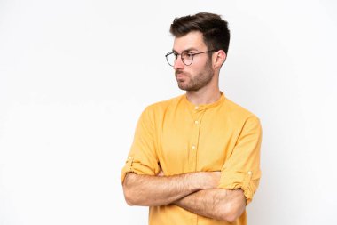 Beyaz arka planda izole genç beyaz adam kollarını çapraz tutmak