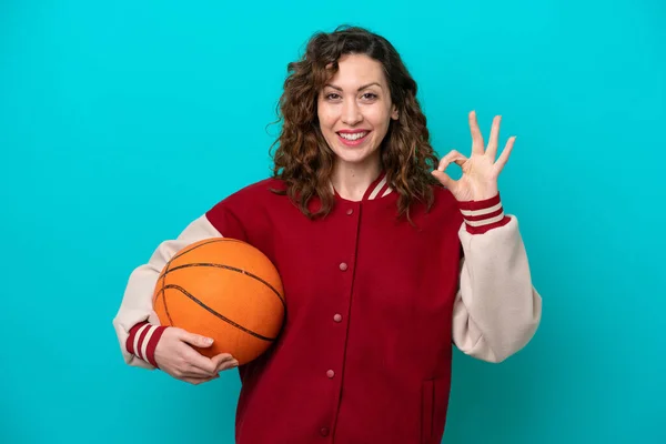 Young Caucasian Basketball Player Woman Isolated Blue Background Showing Sign — Stock fotografie