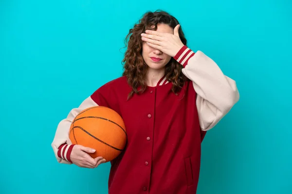 Mladá Běloška Basketbalista Žena Izolované Modrém Pozadí Zakrývající Oči Rukama — Stock fotografie