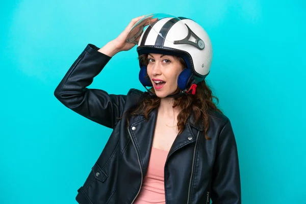 Jonge Kaukasische Vrouw Met Een Motorfiets Helm Geïsoleerd Blauwe Achtergrond — Stockfoto
