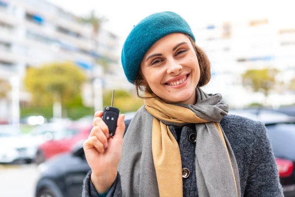 Μελαχρινή Γυναίκα Κρατώντας Κλειδιά Του Αυτοκινήτου Εξωτερικούς Χώρους Χαμογελώντας Πολύ — Φωτογραφία Αρχείου