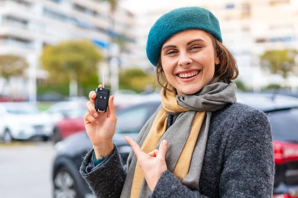 Μελαχρινή Γυναίκα Κρατώντας Κλειδιά Του Αυτοκινήτου Εξωτερικούς Χώρους Και Δείχνοντας — Φωτογραφία Αρχείου