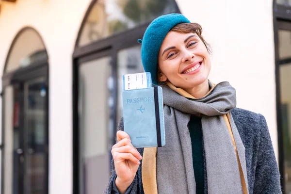 Mujer Morena Sosteniendo Pasaporte Aire Libre Sonriendo Mucho — Foto de Stock