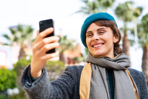 Mujer Morena Aire Libre Haciendo Una Selfie Con Teléfono Móvil —  Fotos de Stock