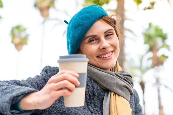 Brunett Kvinna Som Håller Take Away Kaffe Utomhus Med Glada — Stockfoto