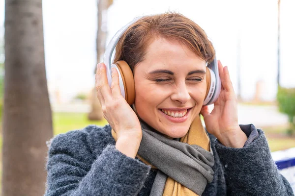 Morena Mujer Aire Libre Escuchando Música —  Fotos de Stock