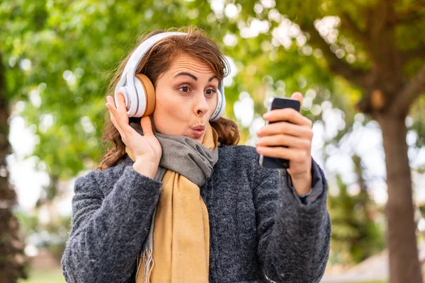 Μελαχρινή Γυναίκα Ακούγοντας Μουσική Ακουστικά Εξωτερικούς Χώρους Κάνοντας Μια Selfie — Φωτογραφία Αρχείου
