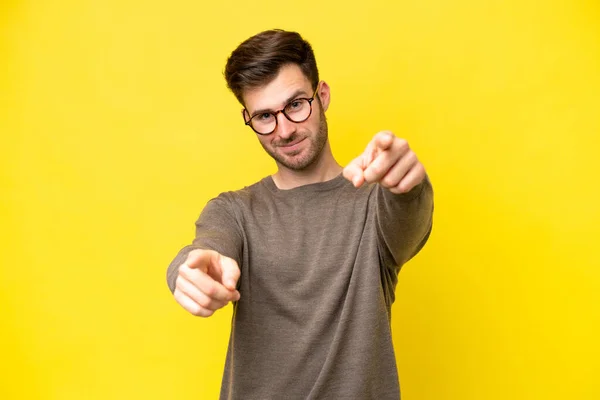 Jonge Blanke Man Geïsoleerd Gele Achtergrond Wijzend Front Met Vrolijke — Stockfoto