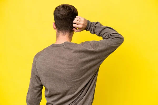 Jonge Blanke Man Geïsoleerd Gele Achtergrond Rug Positie Denken — Stockfoto