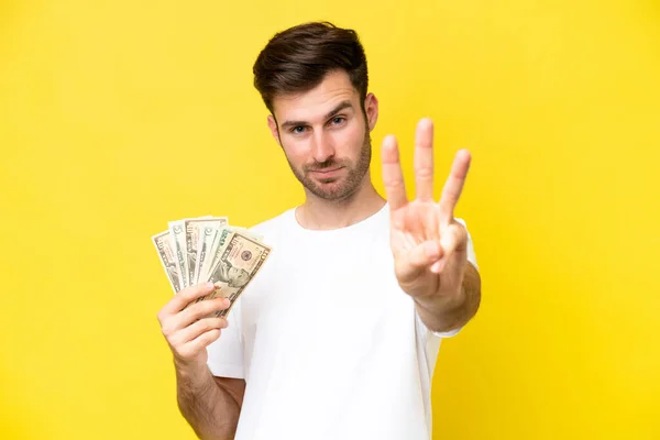 Jonge Blanke Man Neemt Veel Geld Geïsoleerd Gele Achtergrond Gelukkig — Stockfoto