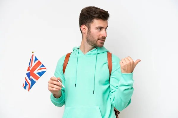 白地にイギリス国旗を掲揚する若い学生白人男性が製品を提示する側を指す — ストック写真
