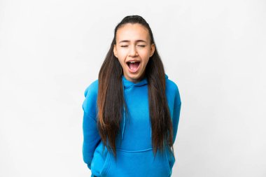 İzole edilmiş beyaz arka planda genç bir Arap kadın ağzı açık bir şekilde öne doğru bağırıyor.