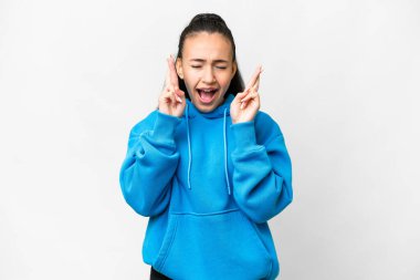 Genç Arap kadın izole edilmiş beyaz arka planda parmakları çapraz