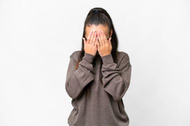 Yorgun ve hasta bir ifadeyle soyutlanmış beyaz bir geçmişi olan genç bir Arap kadın.